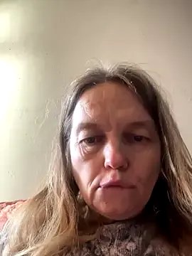 Suzanele — HI :kissing: Sqeese my bare boobs!